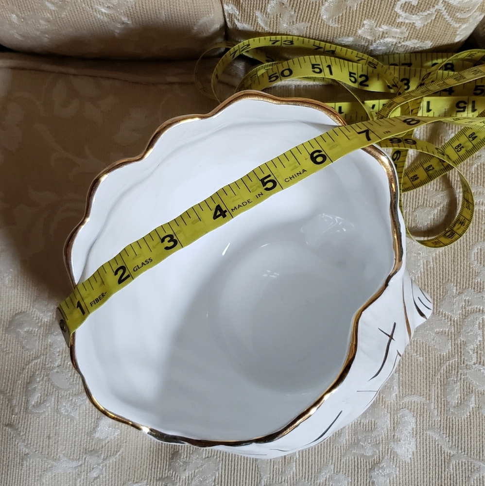 Porcelain shell vase.